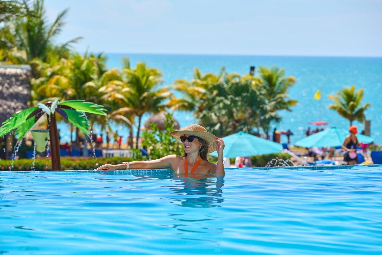 Gran Evenia Bijao Hotel Санта Клара Екстериор снимка A woman in a swimming pool