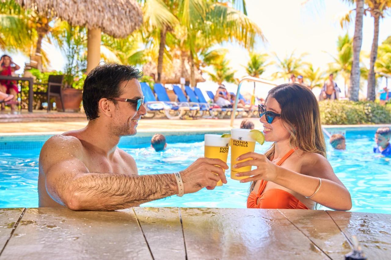 Gran Evenia Bijao Hotel Санта Клара Екстериор снимка A couple drinking Presidente at a pool