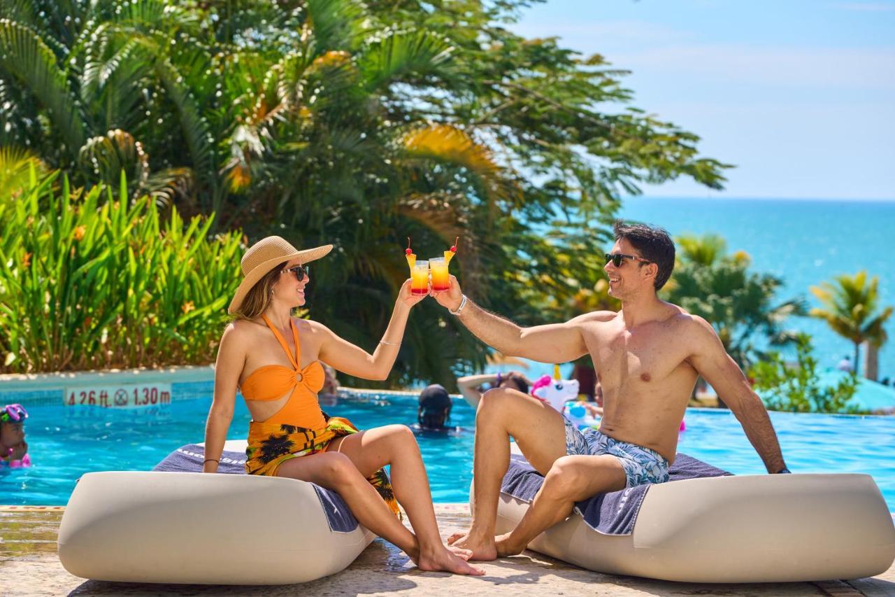 Gran Evenia Bijao Hotel Санта Клара Екстериор снимка A couple at a resort in Cancun, Mexico