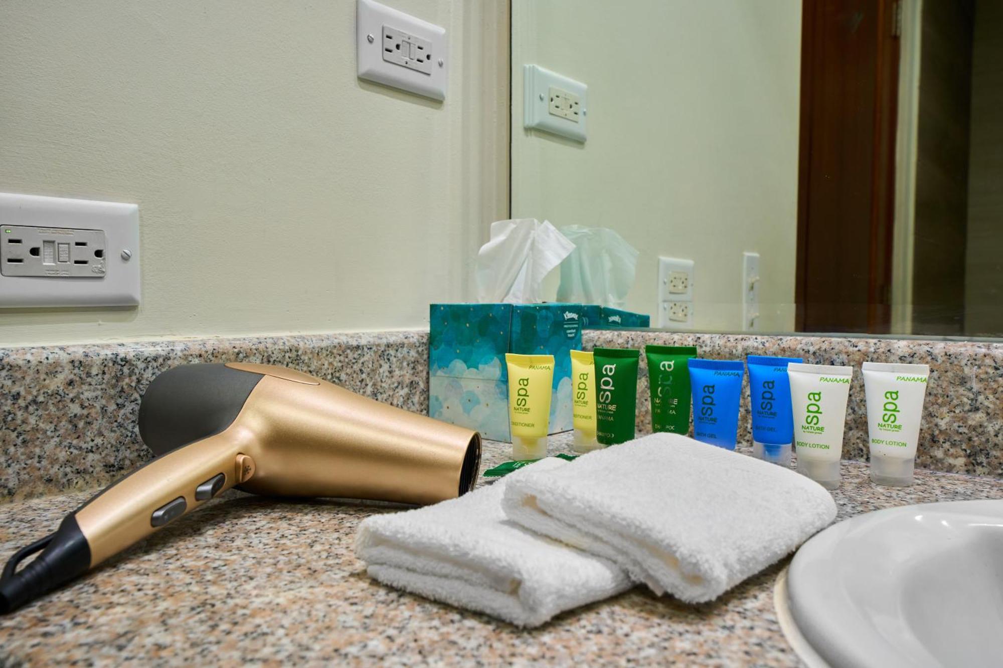 Gran Evenia Bijao Hotel Санта Клара Екстериор снимка A hair dryer and toiletries in a hotel bathroom