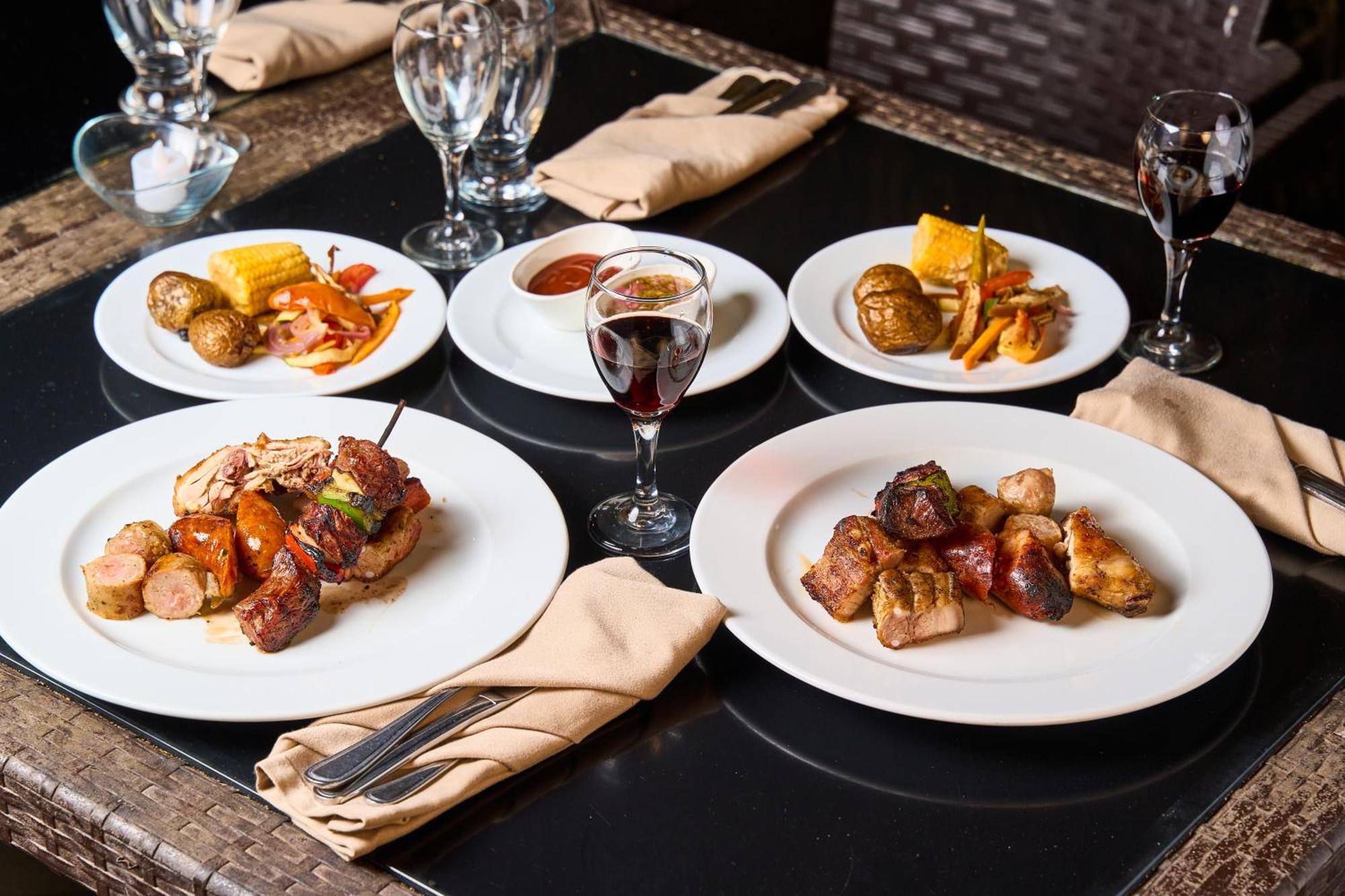Gran Evenia Bijao Hotel Санта Клара Екстериор снимка A selection of dishes at the restaurant