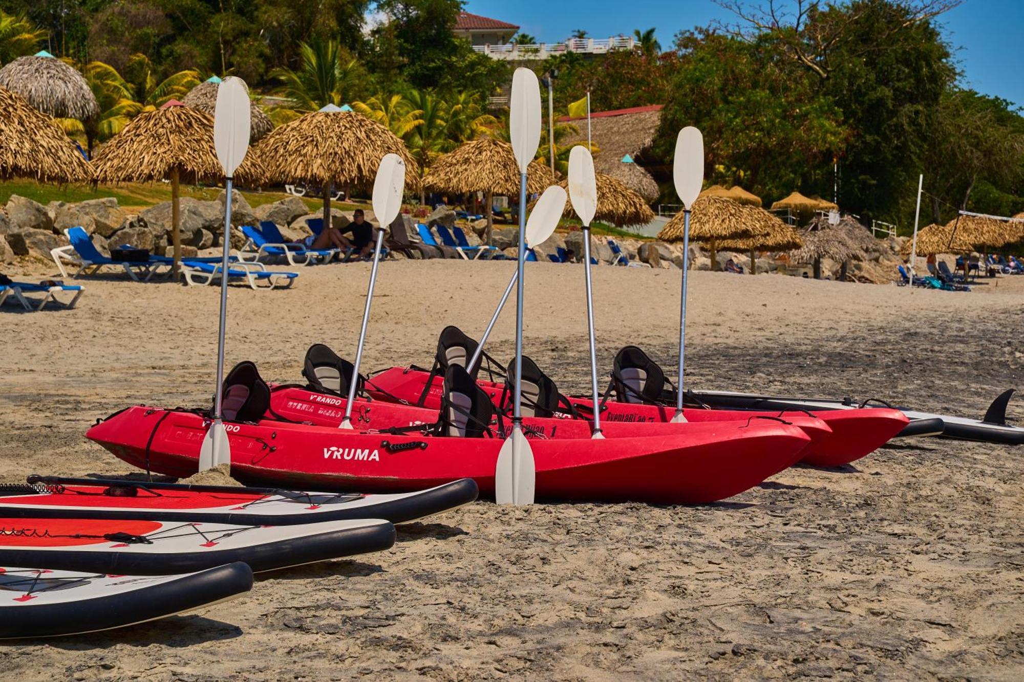 Gran Evenia Bijao Hotel Санта Клара Екстериор снимка Kayaks on the beach