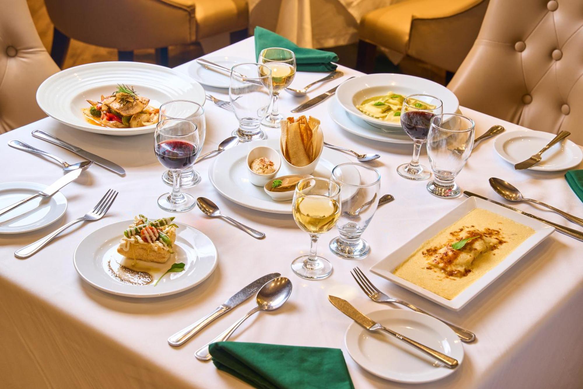 Gran Evenia Bijao Hotel Санта Клара Екстериор снимка A table set for fine dining