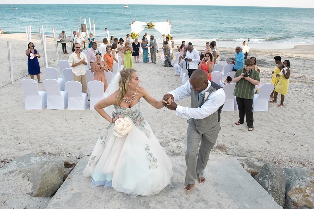 Gran Evenia Bijao Hotel Санта Клара Екстериор снимка A beach wedding in Jamaica