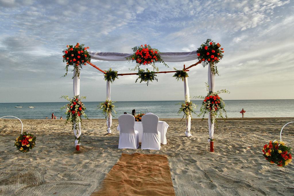 Gran Evenia Bijao Hotel Санта Клара Екстериор снимка A beach wedding