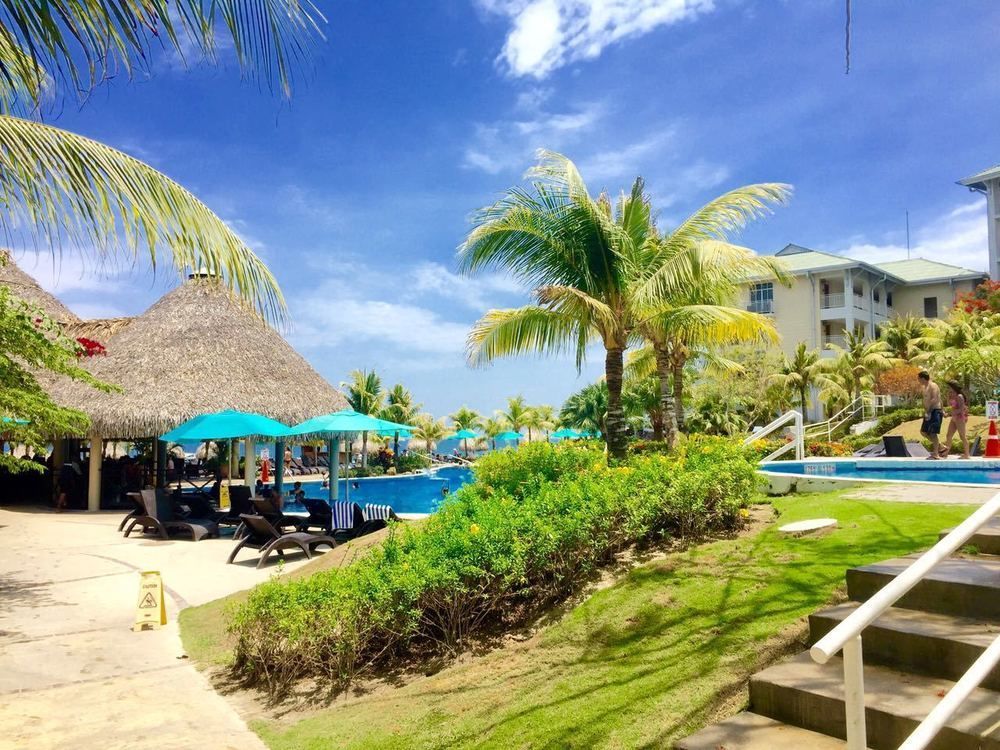 Gran Evenia Bijao Hotel Санта Клара Екстериор снимка The pool at the Sheraton Resort Fiji