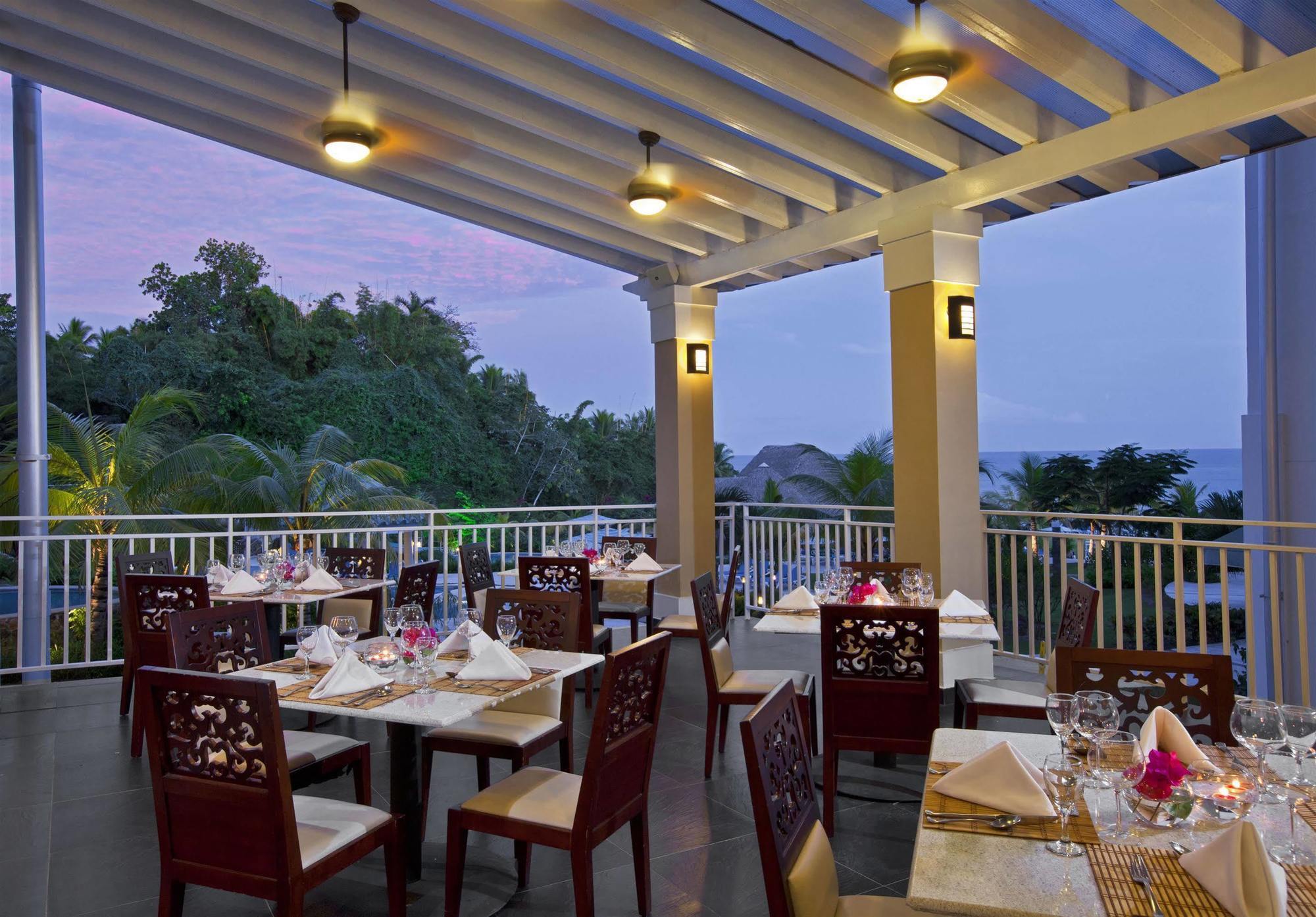 Gran Evenia Bijao Hotel Санта Клара Ресторант снимка The restaurant at the hotel