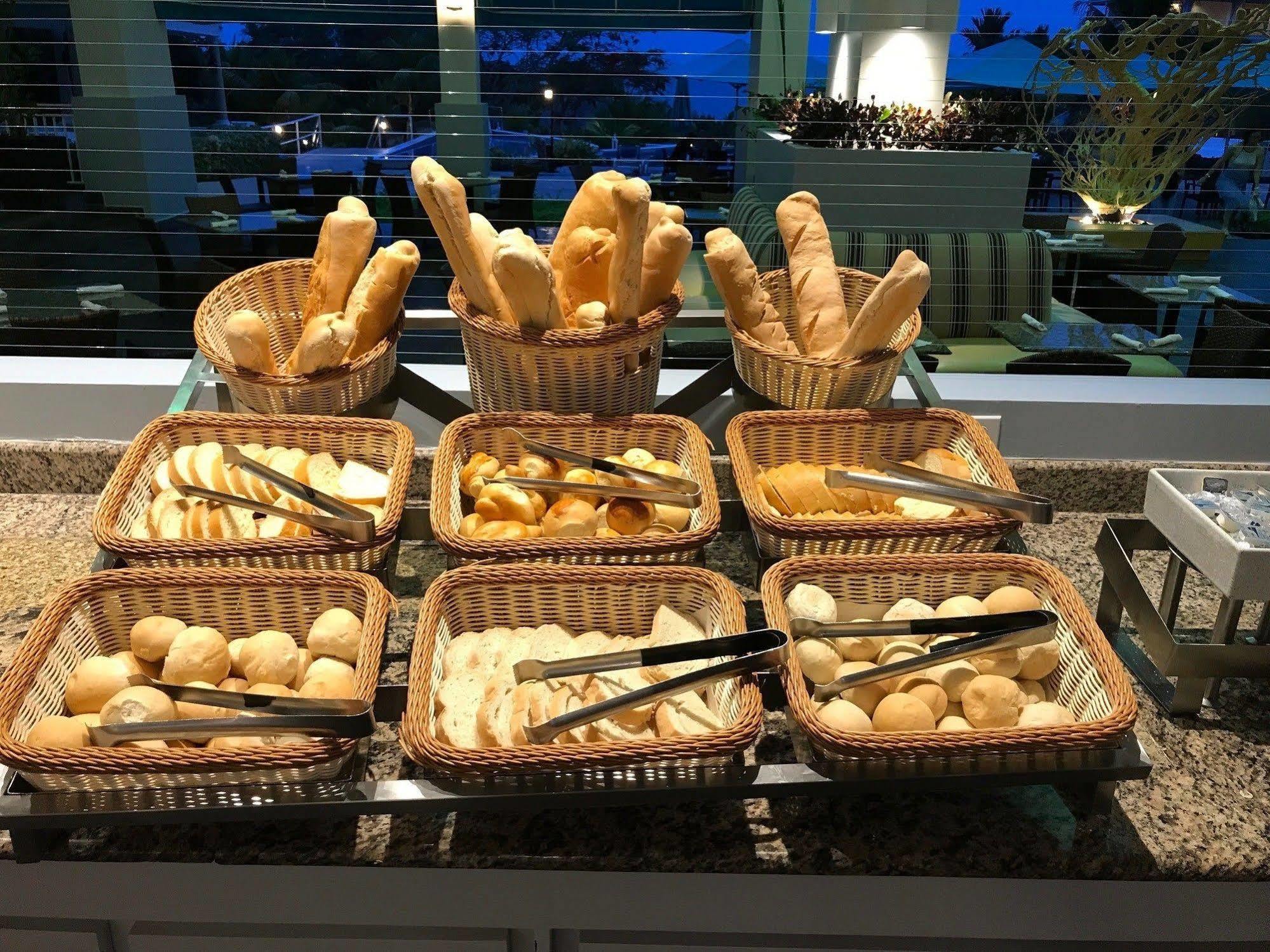 Gran Evenia Bijao Hotel Санта Клара Екстериор снимка Bread at a buffet