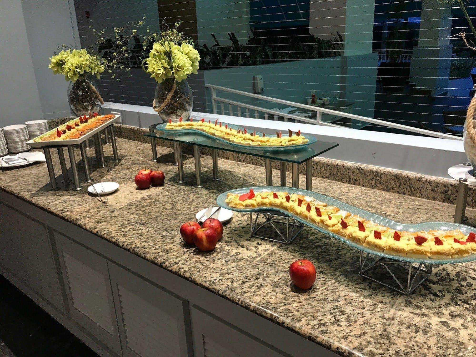 Gran Evenia Bijao Hotel Санта Клара Екстериор снимка A buffet at a hotel